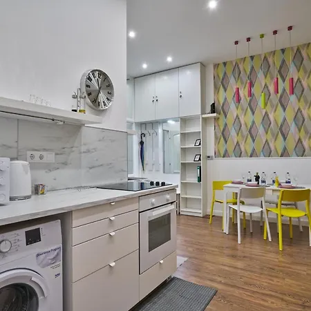 Nanirol At Gellert Bath بودابست